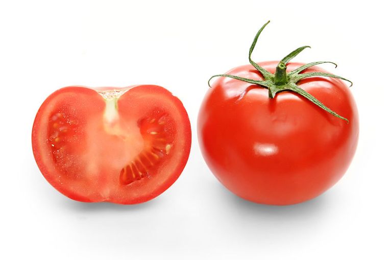 800px-Bright_red_tomato_and_cross_section02